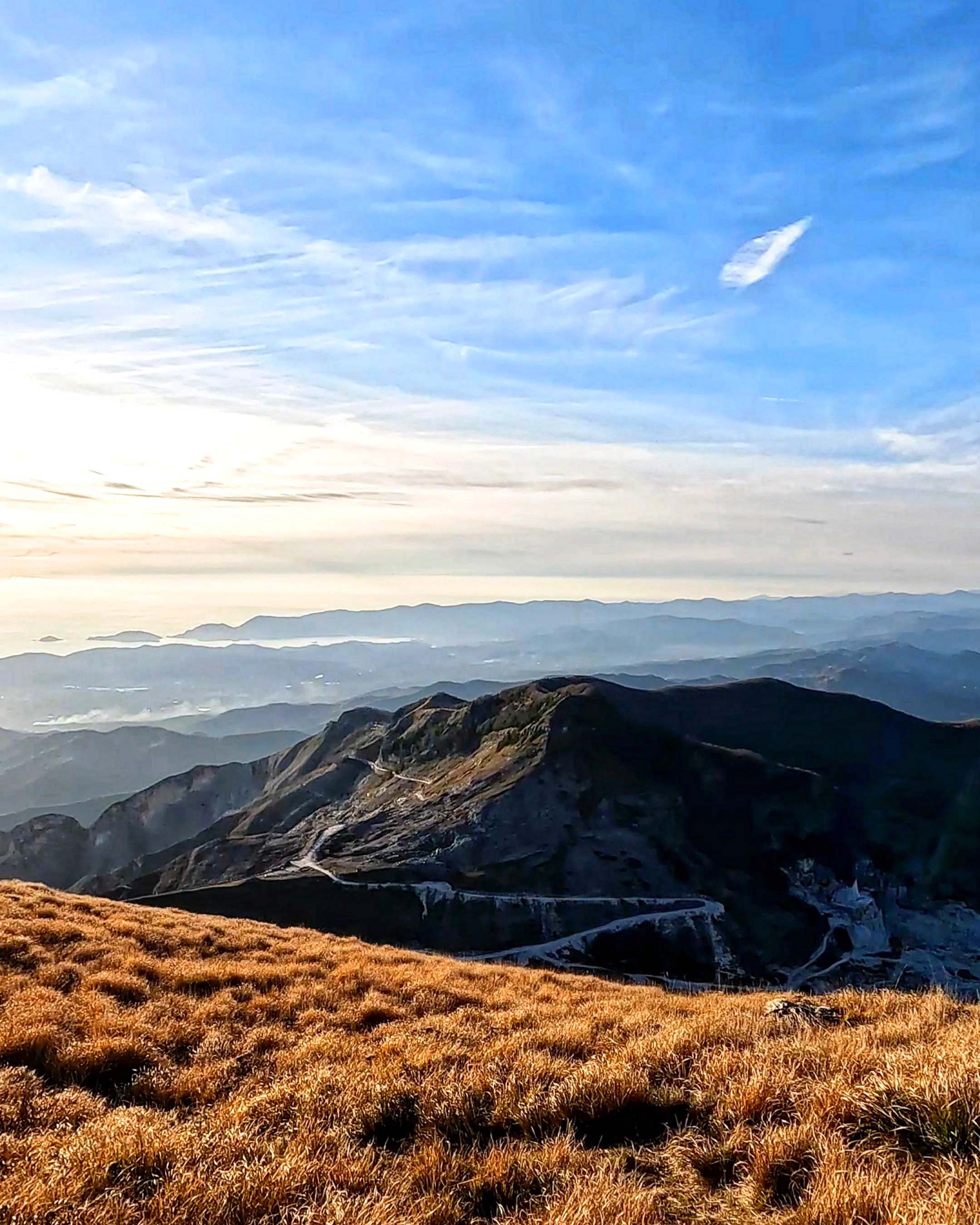 Panorama montagne Alpi Apuane con vista sul mare - Toscana- 